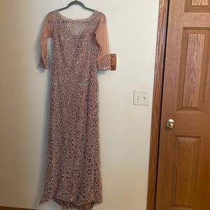 Tadashi Shoji Dress size 8. Wore once only . Very good condition